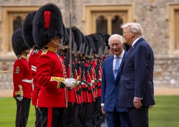 Donald Trump con Re Carlo (Ansa)