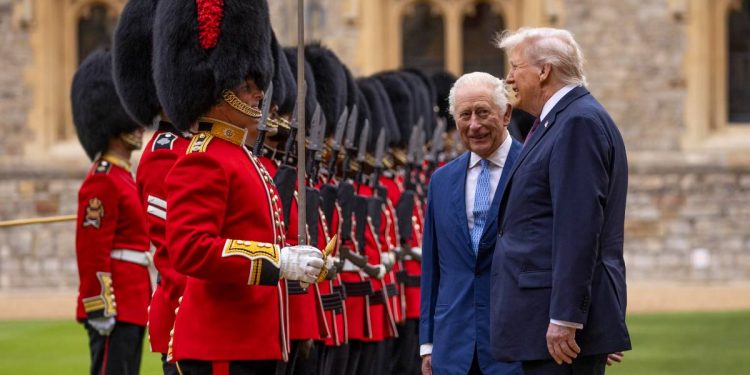 Donald Trump con Re Carlo (Ansa)