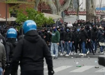 Ultras prima del derby di Roma (Foto: Web)