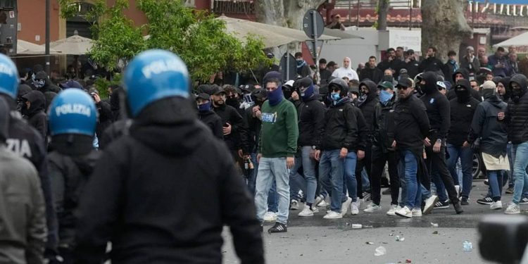 Ultras prima del derby di Roma (Foto: Web)