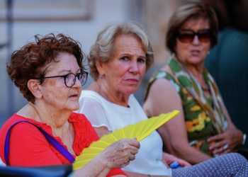 Signore nel caldo afoso di Torino (Ansa)