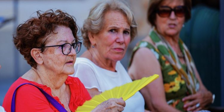 Signore nel caldo afoso di Torino (Ansa)