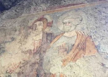 Carcere Mamertino, "Gesù abbraccia Pietro ponendogli una mano sulla spalla (XIV sec., particolare)