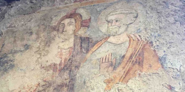 Carcere Mamertino, "Gesù abbraccia Pietro ponendogli una mano sulla spalla (XIV sec., particolare)