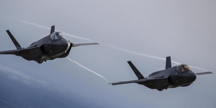 Caccia F35 della NATO (Ansa)