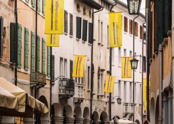 Il vessillo giallo di Pordenonelegge per le vie del centro (Ansa)