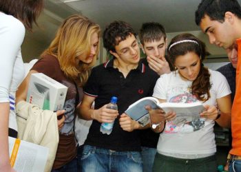 Studenti di scuola superiore (Ansa)