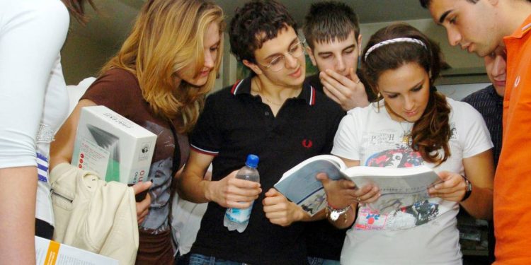 Studenti di scuola superiore (Ansa)