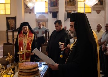 Siria. Messa a Maaloula celebrata dal patriarca dei greci di Antiochia, Youssef Absi (s) (Ansa)