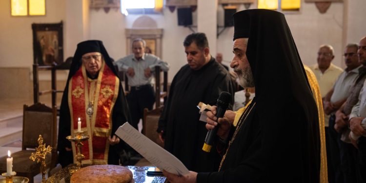 Siria. Messa a Maaloula celebrata dal patriarca dei greci di Antiochia, Youssef Absi (s) (Ansa)
