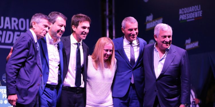 Francesco Acquaroli e i rappresentati del cdx Lupi, Salvini, Meloni, De Poli e Tajani (Foto: ANSA/DAVIDE GENNARI)