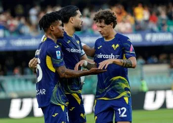 Il Verona in campo (Foto ANSA)