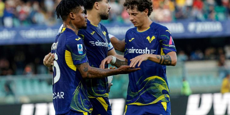 Il Verona in campo (Foto ANSA)