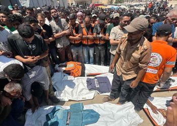 Preghiera comune sui corpi dei palestinesi rimasti uccisi nel bombardamento israeliano dell'Ospedale Nasser, Khan Younis, Gaza, 25 agosto 2025 (Ansa)