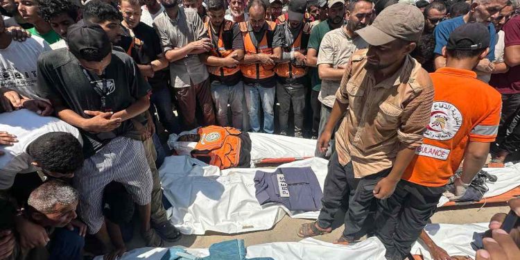 Preghiera comune sui corpi dei palestinesi rimasti uccisi nel bombardamento israeliano dell'Ospedale Nasser, Khan Younis, Gaza, 25 agosto 2025 (Ansa)