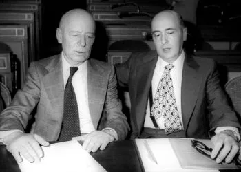 Giancarlo Pajetta e Giorgio Napolitano, entrambi del PCI, a Roma nel 1976 (Ansa)