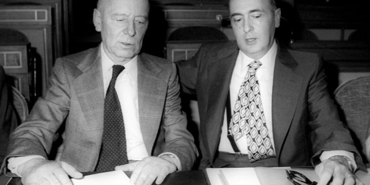 Giancarlo Pajetta e Giorgio Napolitano, entrambi del PCI, a Roma nel 1976 (Ansa)