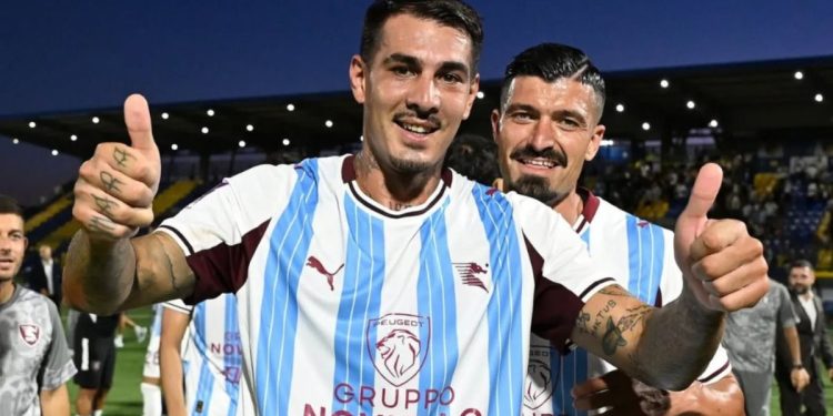 Franco Ferrari e Ivan Varone esultano con la Salernitana (da faceboo.com/SerieCofficial)