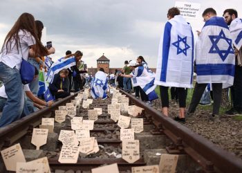 "Marcia della vita" a commemorazione dell'Olocausto, Auschwitz, 24 aprile 2025 (Ansa)