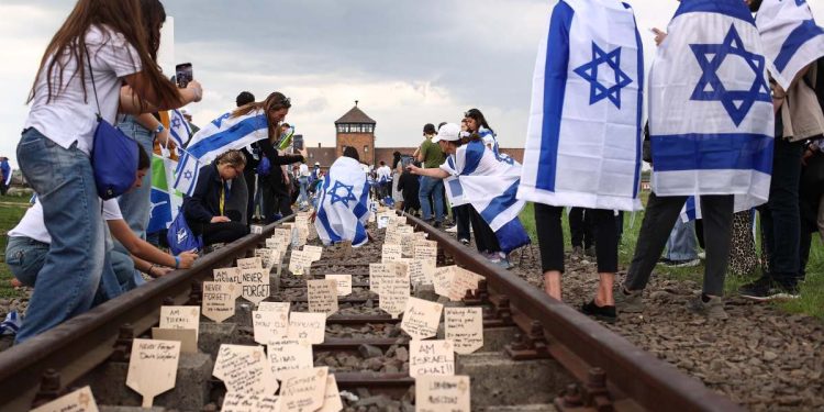 "Marcia della vita" a commemorazione dell'Olocausto, Auschwitz, 24 aprile 2025 (Ansa)
