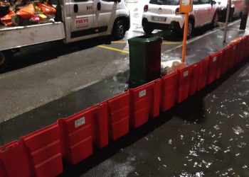 Maltempo a Milano: le barriere mobili a Ponte Lambro
