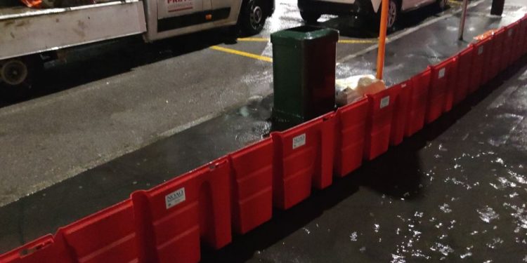 Maltempo a Milano: le barriere mobili a Ponte Lambro