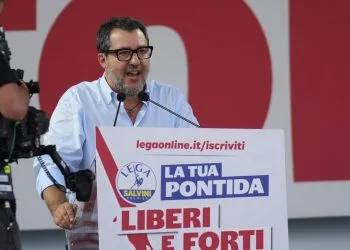Matteo Salvini mentre parla dal palco di Pontida, 21 settembre 2025 (Ansa)