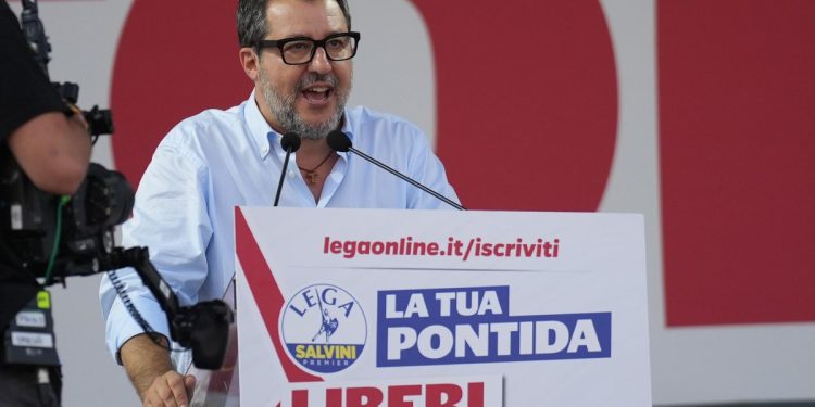 Matteo Salvini mentre parla dal palco di Pontida, 21 settembre 2025 (Ansa)