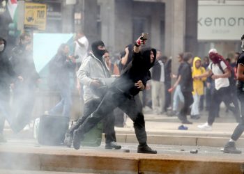 Scontri a Milano in occasione dello sciopero per Gaza (Ansa)