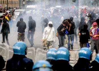 Gli scontri tra manifestanti e forze dell'ordine al corteo per la Palestina a Milano, 22 settembre 2025 (Ansa)