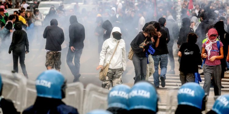 Gli scontri tra manifestanti e forze dell'ordine al corteo per la Palestina a Milano, 22 settembre 2025 (Ansa)