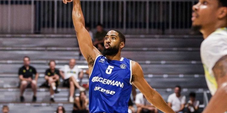 Cj Massinburg al tiro con la Germani Brescia (da facebook.com/pallacanestrobrescia)