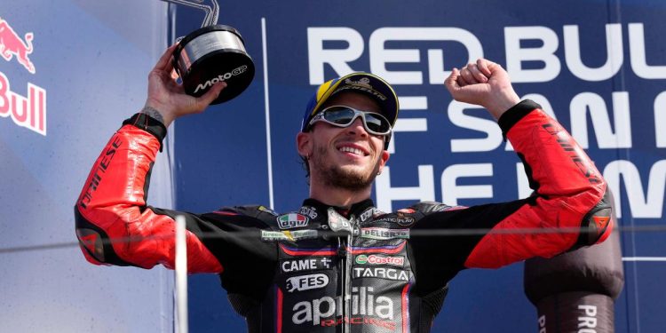 Marco Bezzecchi, qui festeggia la vittoria nella Sprint di Misano (Foto ANSA)