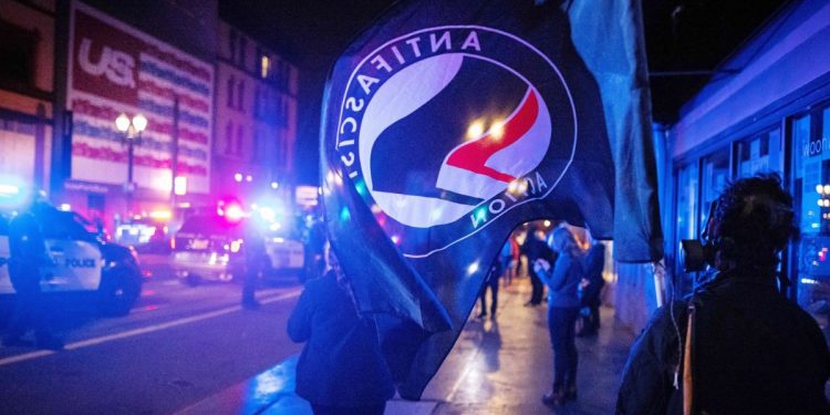 Manifestazione Antifa negli USA (Foto: ANSA-EPA/CHRISTIAN MONTERROSA)