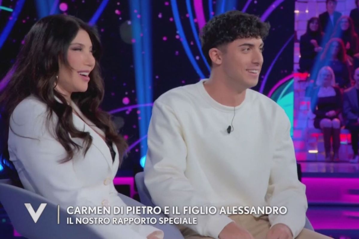 Carmen Di Pietro e il figlio Alessandro (Foto: screen Mediaset Infinity)