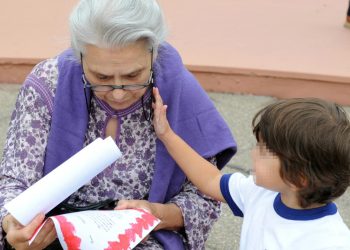 Nonna con il nipote (Ansa)