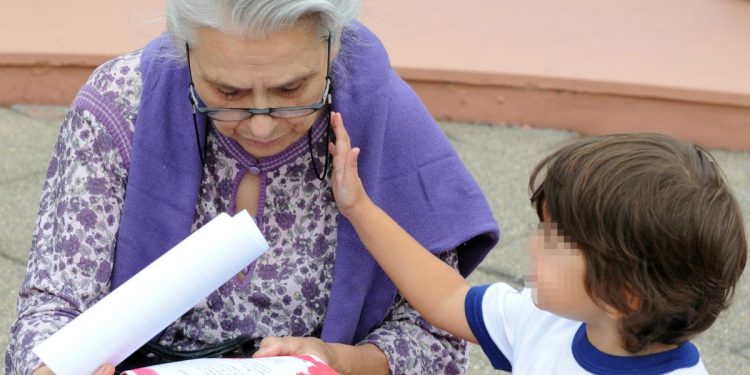 Nonna con il nipote (Ansa)