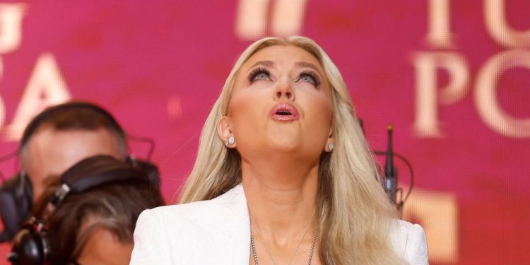 Erika Kirk nello State Farm Stadium in Glendale, Arizona, USA durante le esequie del marito Charlie (Ansa)