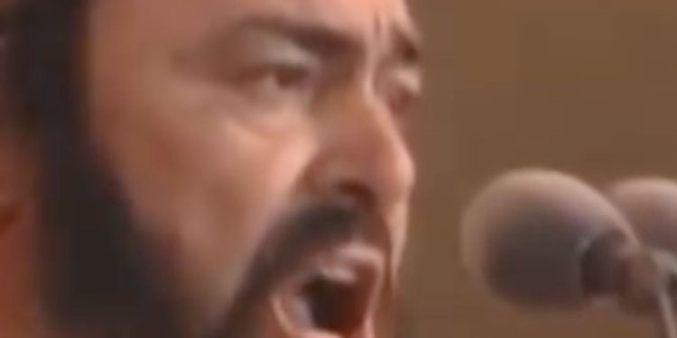 Stasera, 5 novembre, lo speciale su Luciano Pavarotti su Canale 5