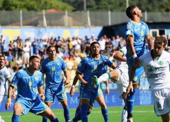 La Carrarese in azione contro l'Avellino (dal profilo Facebook della Carrarese)