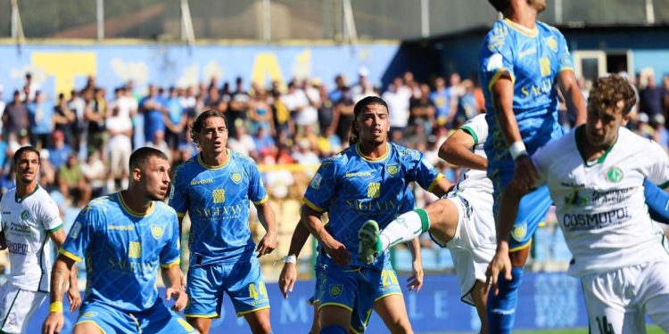 La Carrarese in azione contro l'Avellino (dal profilo Facebook della Carrarese)