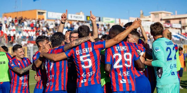 Il gruppo del Casarano (da facebook.com/ssdcasaranocalcio)