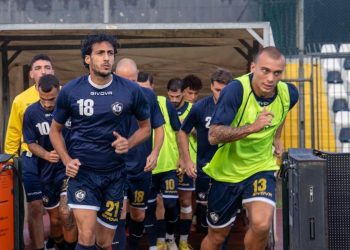 La Cavese entra in campo per il riscaldamento (da facebook.com/Cavese1919OfficialPage)
