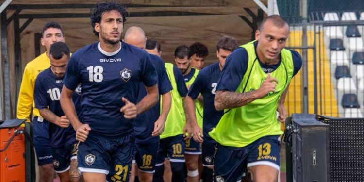 La Cavese entra in campo per il riscaldamento (da facebook.com/Cavese1919OfficialPage)