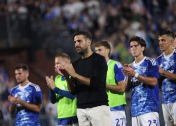 Mister Fabregas e i giocatori del Como (Foto Ansa)