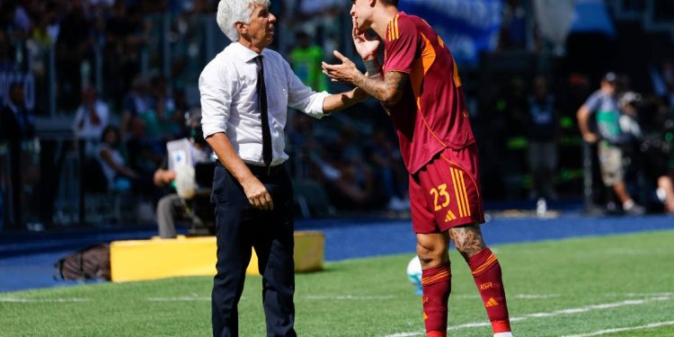 Gasperini a colloquio con Mancini durante Lazio-Roma (Foto Ansa)