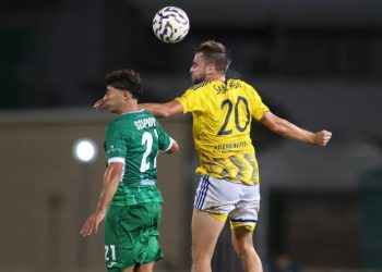 Miguel Angel Sainz-Maza a contrasto in Monopoli Audace Cerignola (da facebook.com/SerieCofficial)