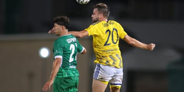 Miguel Angel Sainz-Maza a contrasto in Monopoli Audace Cerignola (da facebook.com/SerieCofficial)