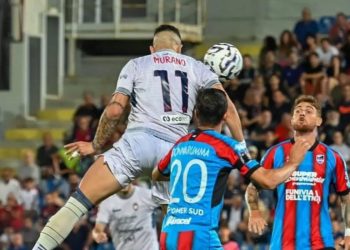 Un colpo di testa di Jacopo Murano con il Crotone (da facebook.com/SerieCofficial)