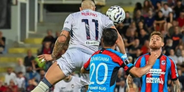 Un colpo di testa di Jacopo Murano con il Crotone (da facebook.com/SerieCofficial)